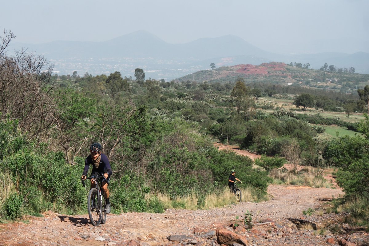 BicitlanRadio's tweet image. Si eres capaz de esquivar baches y superar autos en el tráfico capitalino, el ciclismo gravel es para ti. Una aventura que te lleva del asfalto a la grava, y del caos urbano a la libertad de los caminos rurales. Es el tema de hoy de @BicitlanRadio, por @Reactor105, de 11 a 12 pm.