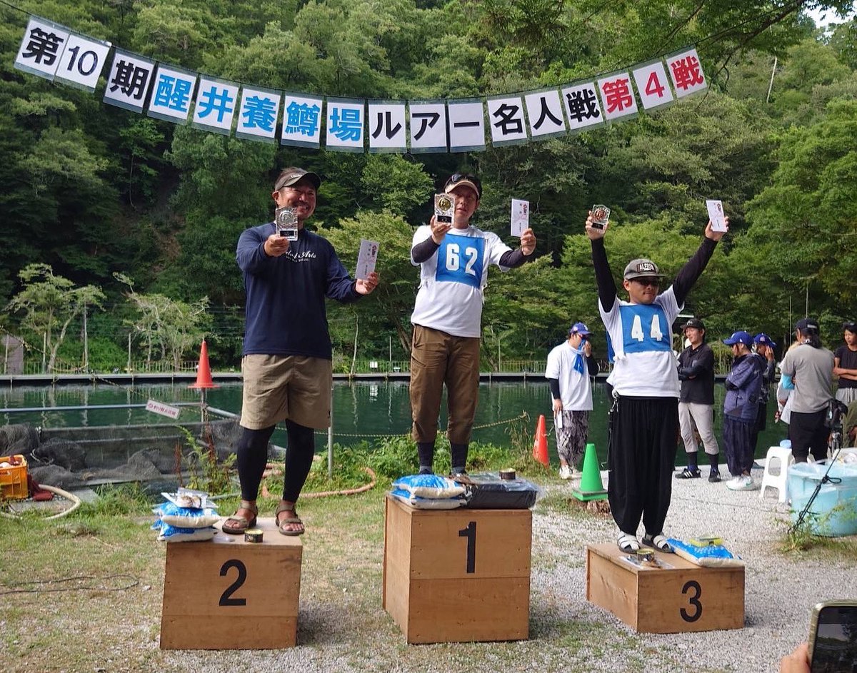 醒井名人戦第4戦準優勝でした。
今期もいよいよ佳境へ。試合前の年間ランキングは私がトップ、それをフージー選手が追う展開。
両者とも予選全勝し、決勝トーナメントも危なげなく勝ち上がり決勝へ。決勝はクジの結果フージーの後追いになるローテになってしまい、懸命に釣りましたが2位でした。