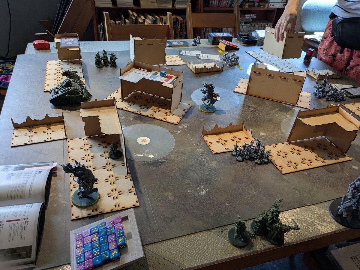 TACOS_ZAM's tweet image. 今日はcraft labo @craftlabo2さんで、1000pt二戦目してきました！
一戦目グレイナイト◯
二戦目タウ✕
ネメシスドレッドノートにPBCが一撃て破壊されたり、レールガンで毎ターンビーグルが破壊されたりボコボコでした。学びがめちゃくちゃ多かったのでしっかり反省して次回にいかします！！