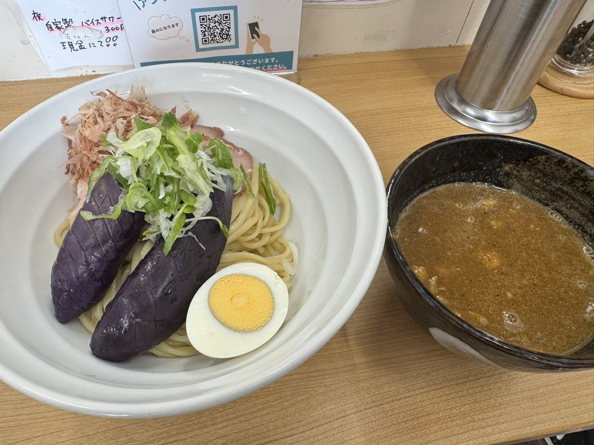 tkocombo's tweet image. 昼飯はNOBUさんへ!
限定の『和風カレーつけ麺』を注文!ナスとカレーがめっちゃ合う!鰹節も効いてていい感じ!追い飯もついててお得!美味しかったです!梅ジュース写真に撮り忘れた!