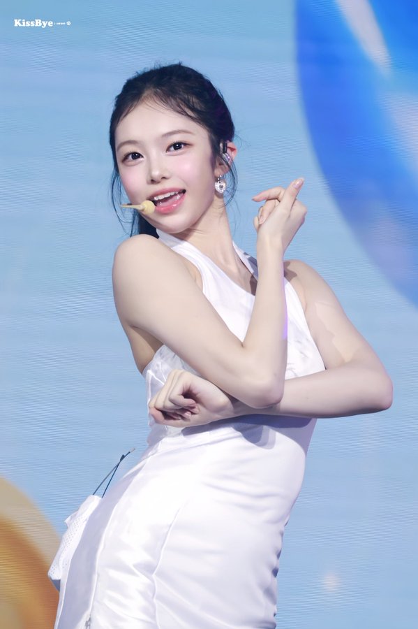 Gw3Q2oebQAANLDX?format=jpg&name=900x900