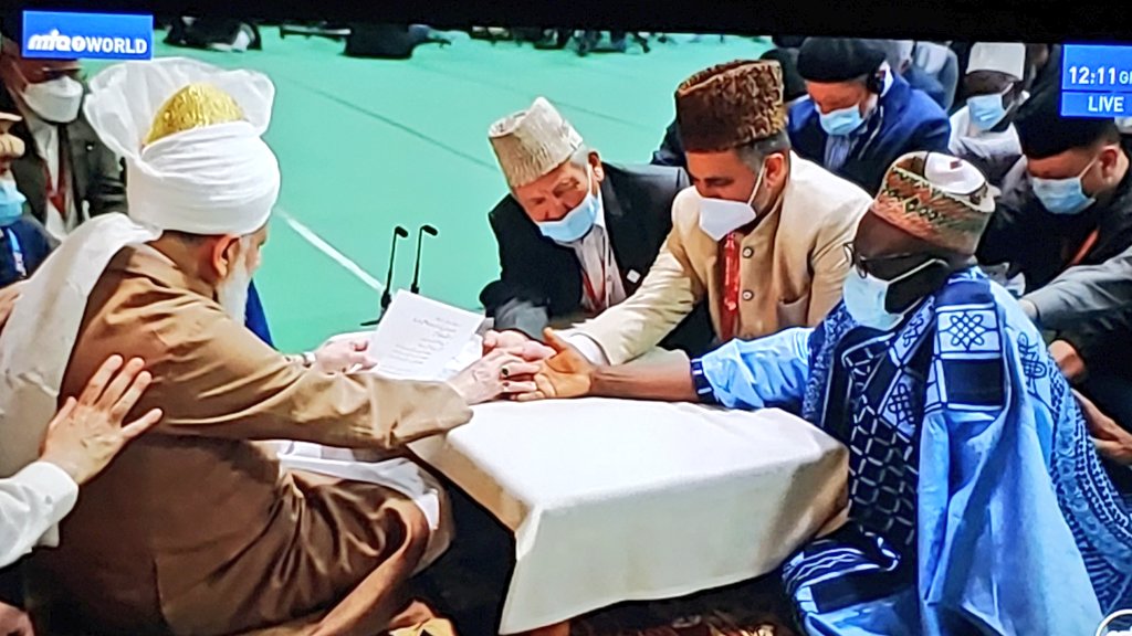 International Bai'at 🖤🤍🤎
The World Wide Web of Believers 

Spiritual network of the Latter Days

"The hand of Allah is over their hands"  ~Quran ☝