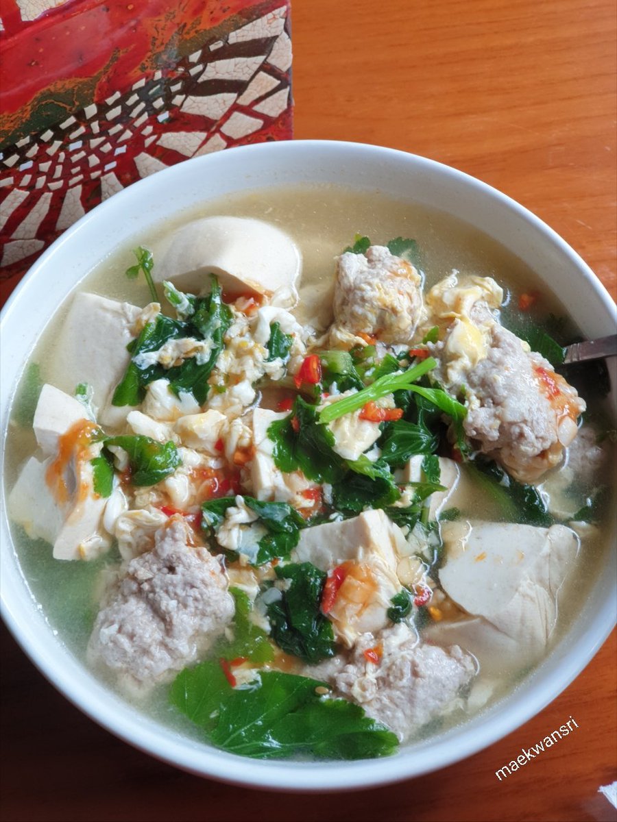 KwansriR's tweet image. แกงจืดเต้าหู้หมูสับกับจิงจูไฉ่ ราดน้ำจิ้มสุกี้ลงไป อร่อยนะ