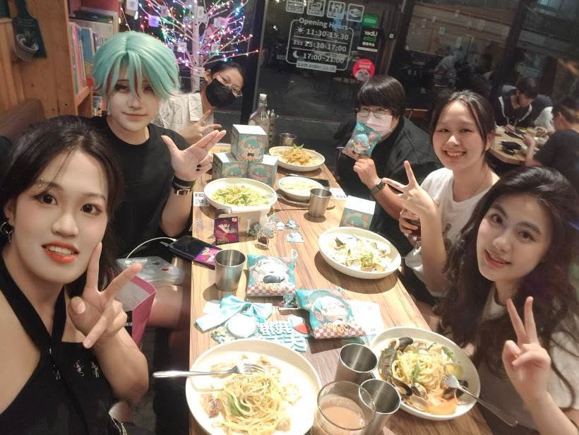 Dodohenpon's tweet photo. 賭性堅強的台灣人。所以鳥說徽章抽不到菲，應該是菲洲人，鳥的髮縫是東非大裂谷，上面是人類文明的起源，當乾旱席捲大裂谷東側早期人猿為了生存與捕獵進化出了更強的溝通能力，這是智人的開始。他們也想不到後現代的人類會進化出如此強大的劣賭性。
#EnVisionKAWA #AlluriKA #預見咖娃
#菲常G8 #菲賣品 https://t.co/6zB52g9nZI