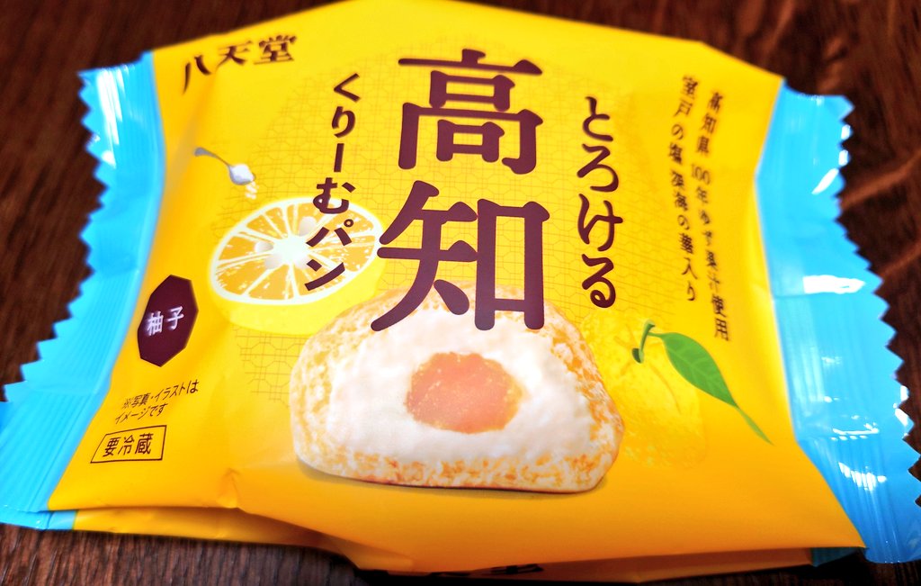 8341195's tweet image. お店のお姉さんの「夏は柑橘系が人気ですよ」一言で決めた八天堂の柚子が夜のおやつ。
確かに甘すぎず、するりと身体に溶け込んだ。