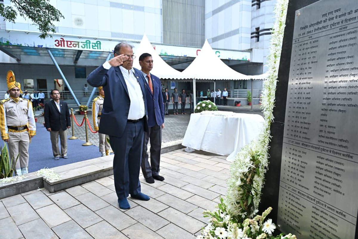 ONGC_'s tweet image. This #MartyrsDay, #ONGC Mumbai, led by our @ChairmanONGC @singharunongc and Director (HR) Manish Patil, paid heartfelt tribute to the brave #EnergySoldiers who laid down their lives during the BHN platform tragedy in 2005.
Amidst the rain, #ONGCians stood firm and united at the…