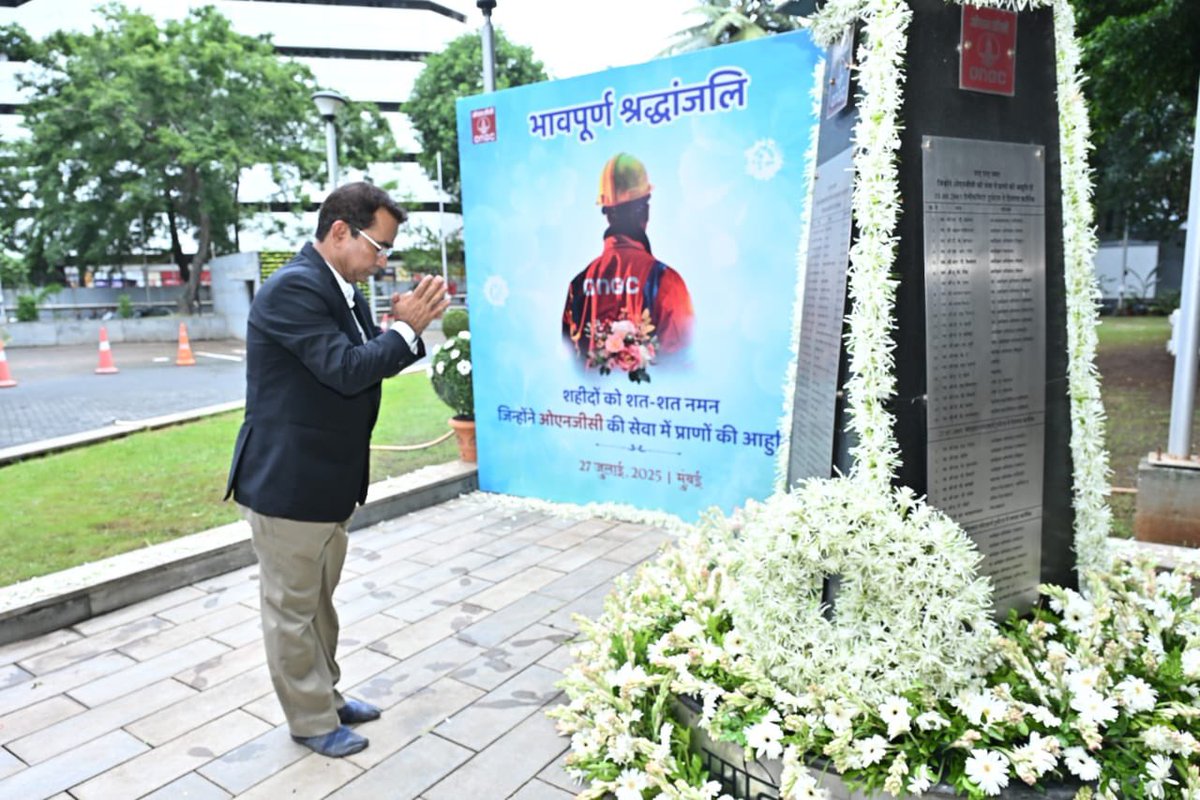 ONGC_'s tweet image. This #MartyrsDay, #ONGC Mumbai, led by our @ChairmanONGC @singharunongc and Director (HR) Manish Patil, paid heartfelt tribute to the brave #EnergySoldiers who laid down their lives during the BHN platform tragedy in 2005.
Amidst the rain, #ONGCians stood firm and united at the…