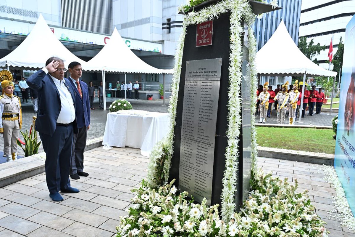 ONGC_'s tweet image. This #MartyrsDay, #ONGC Mumbai, led by our @ChairmanONGC @singharunongc and Director (HR) Manish Patil, paid heartfelt tribute to the brave #EnergySoldiers who laid down their lives during the BHN platform tragedy in 2005.
Amidst the rain, #ONGCians stood firm and united at the…