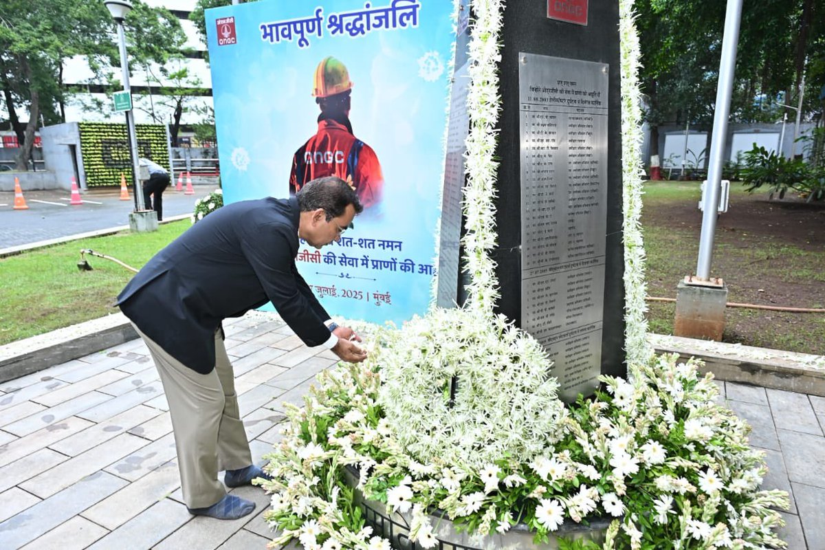 ONGC_'s tweet image. This #MartyrsDay, #ONGC Mumbai, led by our @ChairmanONGC @singharunongc and Director (HR) Manish Patil, paid heartfelt tribute to the brave #EnergySoldiers who laid down their lives during the BHN platform tragedy in 2005.
Amidst the rain, #ONGCians stood firm and united at the…