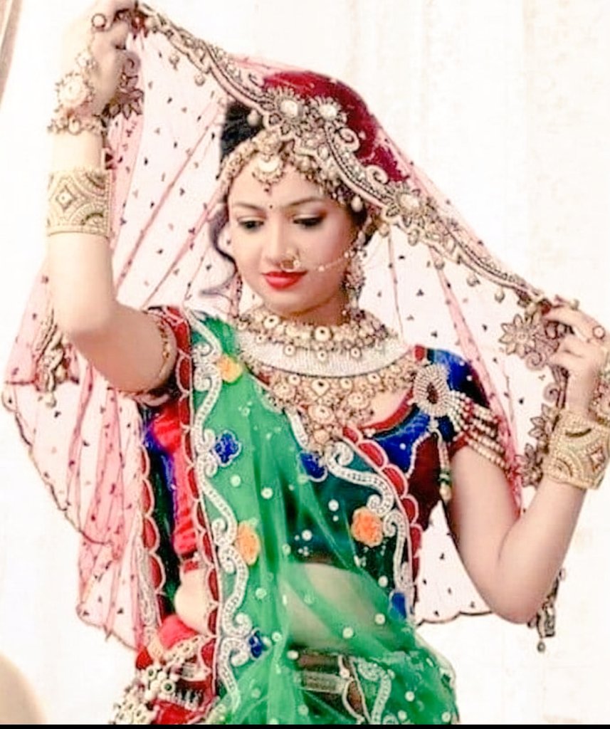 GauriG98's tweet image. सावन का महीना पवन करे शोर
तेरी मेहंदी की खुशबू सावन के झूले
और हरी चूड़ियों का शोर..!!!!
#हरियाली_तीज_स्पेशल 💐💐
#बज़्म
मेरे_सनम....🤍🖤
#साहिबा💕
youtu.be/8YSRGFxhIqo?si…