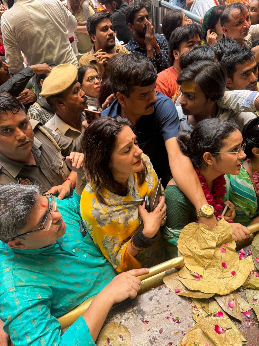 आज हरियाली तीज के अवसर पर वृंदावन में बांके बिहारी जी के दर्शन और आशीर्वाद प्राप्त करने का सौभाग्य मिला। 
बांके बिहारीजी की कृपा सभी देशवासी पर सदैव बनी रहे यही प्रार्थना है।