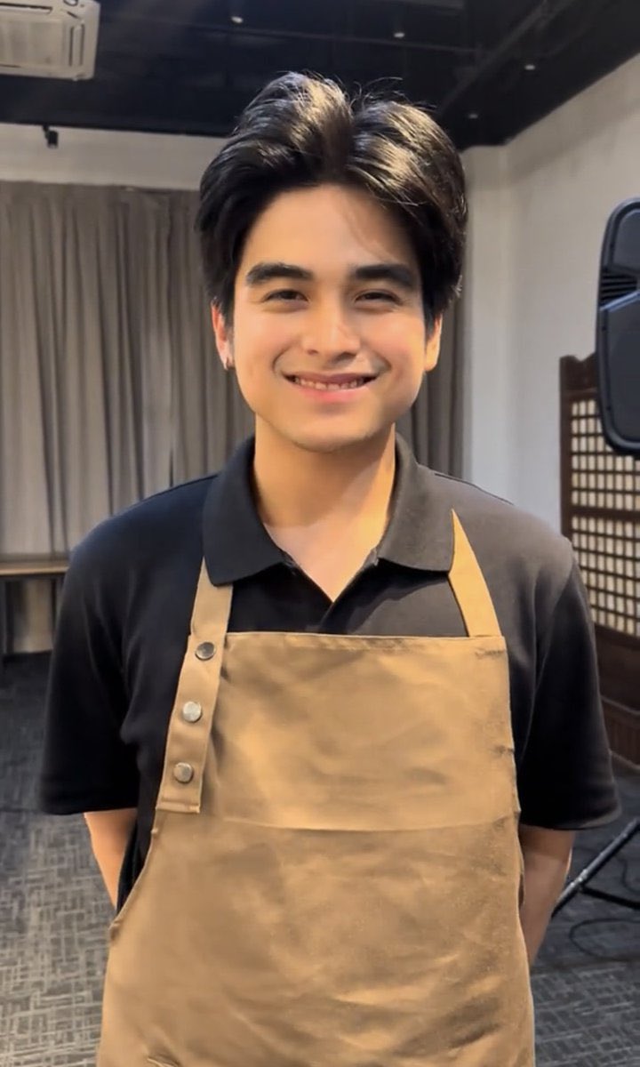 _erliberd's tweet image. bagay kay will naka-apron, pero mas bagay sa kanya ‘yung naka-akbay 😌