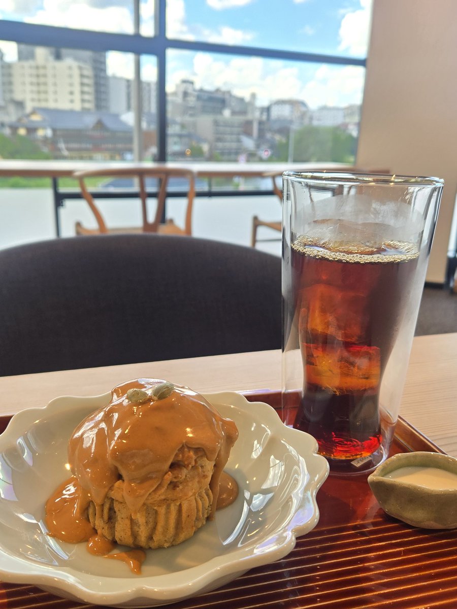 Rii18071118's tweet image. 『ふふふあん』
お麩のお店。
一面ガラス張りの店内で目の前には鴨川に五条大橋。
3階がカフェになってます!
アイスコーヒーがどうしても飲みたかったのでお供に選んだのは《FuFuマ麩ィンのきなこ》
重めのマフィンでした😆
麩もちぜんざいなんかも美味しそうでした~😊✨
ゆったり出来るカフェ発見😉