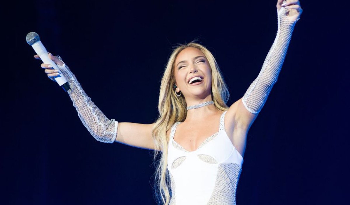 AnaMenaCharts's tweet image. According to @billboard, @AnaMenaMusic's team will “document her journey in Japan with a filmmaker and photographer, capturing the essence of this pivotal moment.”
(Link: billboard.com/music/latin/ka…)