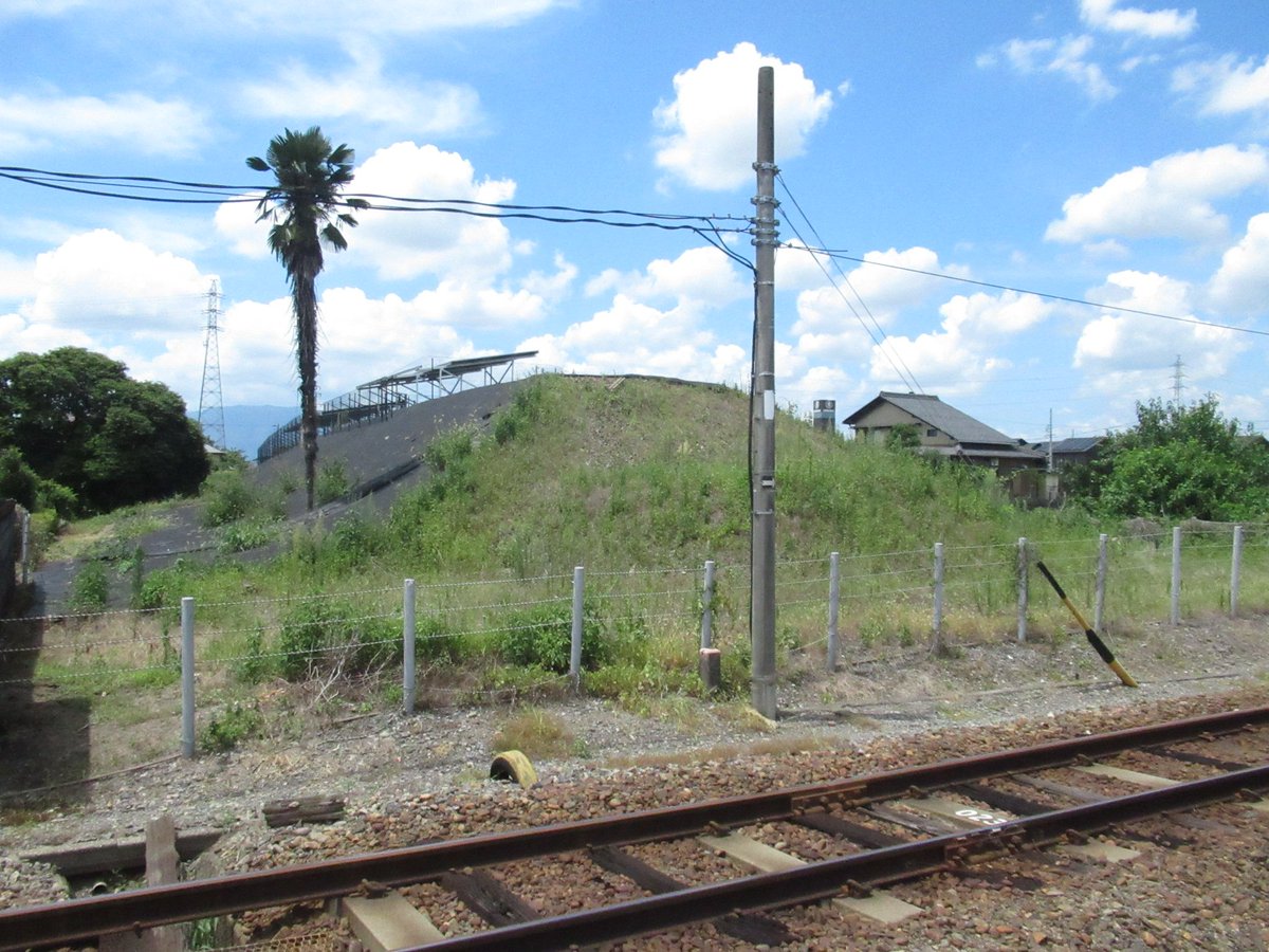 eighthc10uds3rd's tweet image. 樽見鉄道・北方真桑駅の近くにある、
名古屋鉄道の廃線跡。(3枚目の築堤)

2000年代前半まで、この上を
古めかしい車両(4枚目)や路面電車が走っていて

過去に一度だけ、乗ったことがあります。