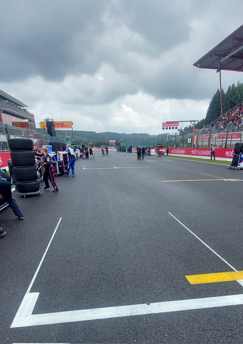 adamcooperF1's tweet image. Can't vouch for the rest of the track (or kerbs etc) but the grid is basically dry and the sun is peeking through. However rain is due to hit around start time...:
