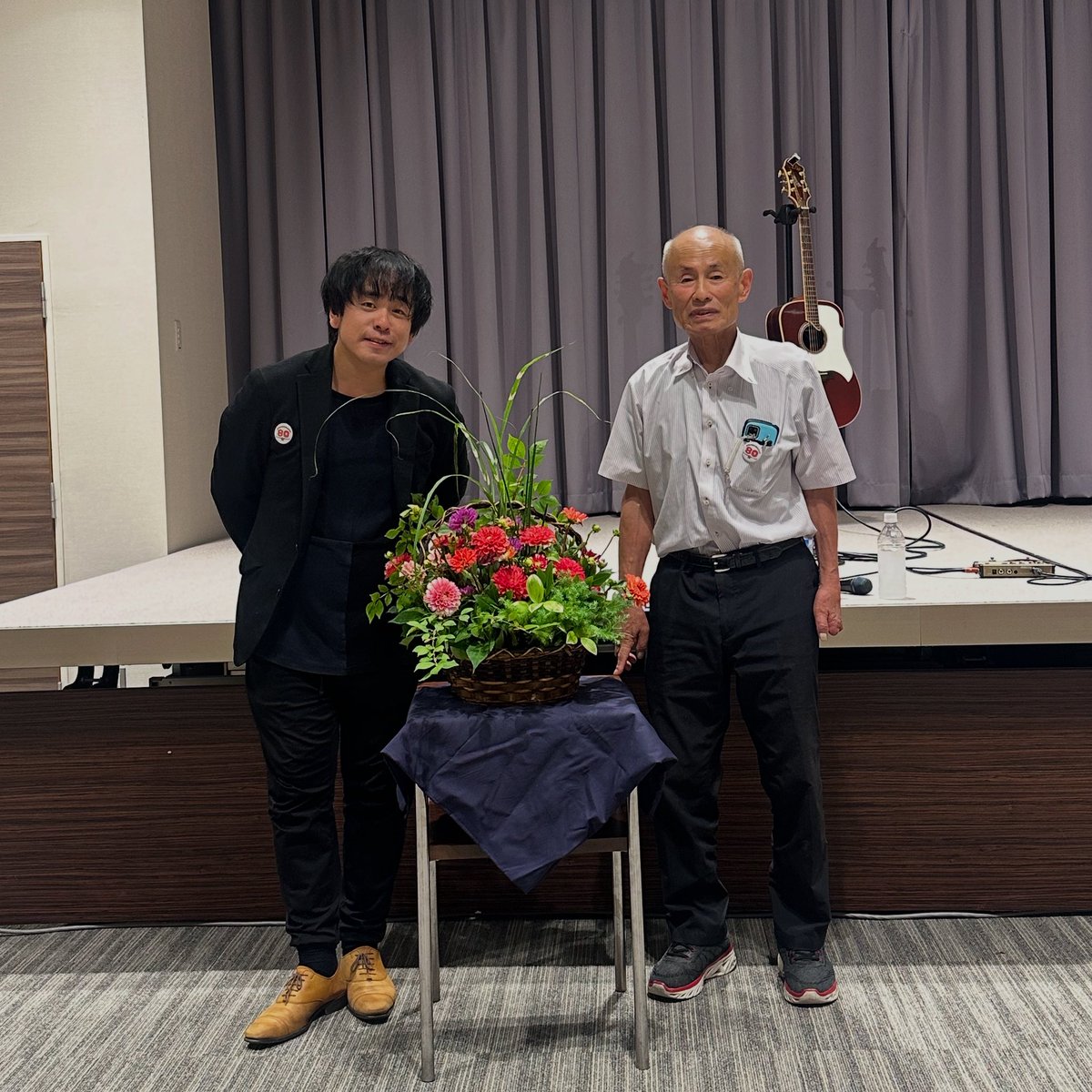 sasakiryo's tweet image. 昨年 #ノーベル平和賞 を受賞された
広島県原爆被害者団体協議会の理事長
箕牧智之さんとご一緒させて頂き、
とても貴重なお話の後に、
精一杯歌いました。
まもなくやってくる被爆80年。
僕たちに
何かできるのか、
何ができるのか。
今一度見つめ直すに相応しい機会。
大切に🌏🕊️