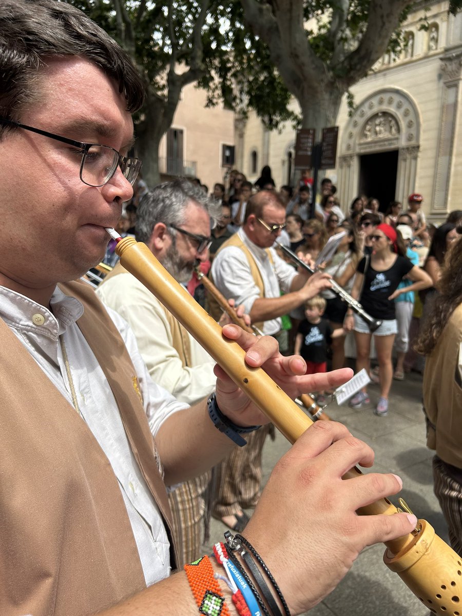La sortida de la Missa de Les Santes és el moment més màgic de la festa: la barreja de sons, olors, músiques, colors, … en mig d’un caos organitzat on tothom sap que ha de fer. Mediterraneïtat en estat pur!