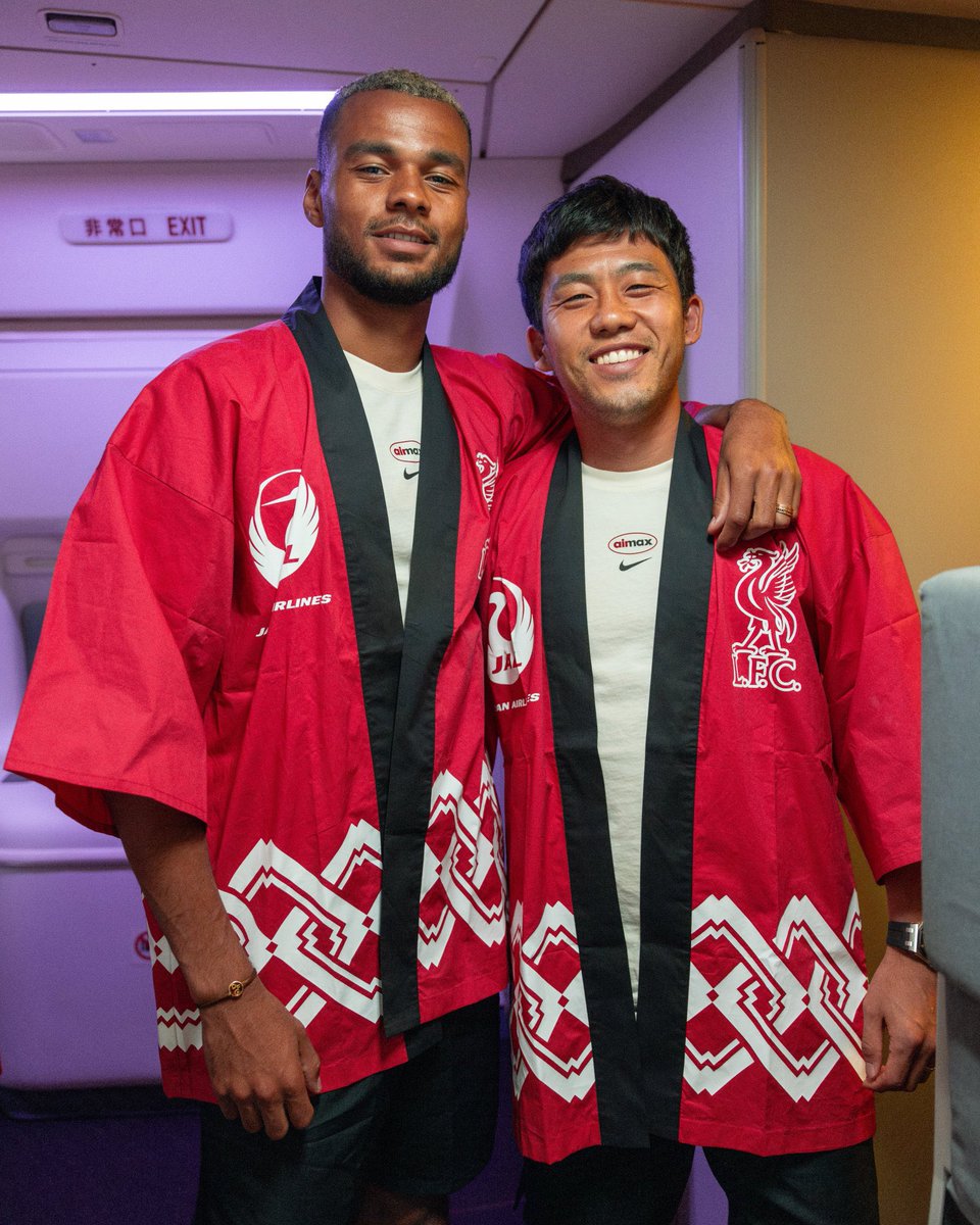Fooootest's tweet image. リバプール仕様の法被を着て記念撮影をする遠藤航とガクポ🇯🇵🤝🇳🇱

📸@LFC