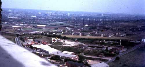 leeds_snippets's tweet image. Elland Road, I assume taken from Cottingley Towers, taken between 1971 and 1973. The blue sign of Elland Road just visible with various chimneys of the brick works dotted around.