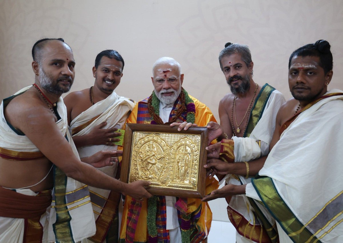 DevasabhaT's tweet image. பாரத பிரதமர் நரேந்திர மோடிஜிக்கு ஸ்ரீ சபாநாயகர் கோயில் நடராஜர் அருட் பிரசாதம் வழங்கப்பட்டது
இங்ஙனம்
ஸ்ரீ நடராஜர் கோயில் தீட்சிதர்கள் சிதம்பரம்