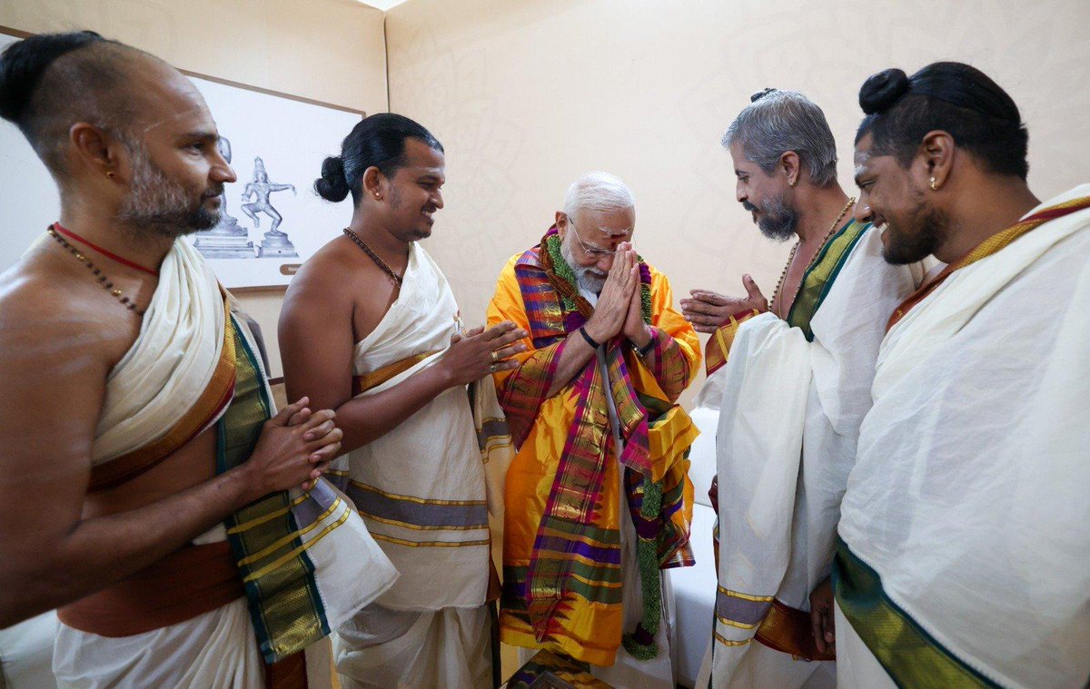 DevasabhaT's tweet image. பாரத பிரதமர் நரேந்திர மோடிஜிக்கு ஸ்ரீ சபாநாயகர் கோயில் நடராஜர் அருட் பிரசாதம் வழங்கப்பட்டது
இங்ஙனம்
ஸ்ரீ நடராஜர் கோயில் தீட்சிதர்கள் சிதம்பரம்