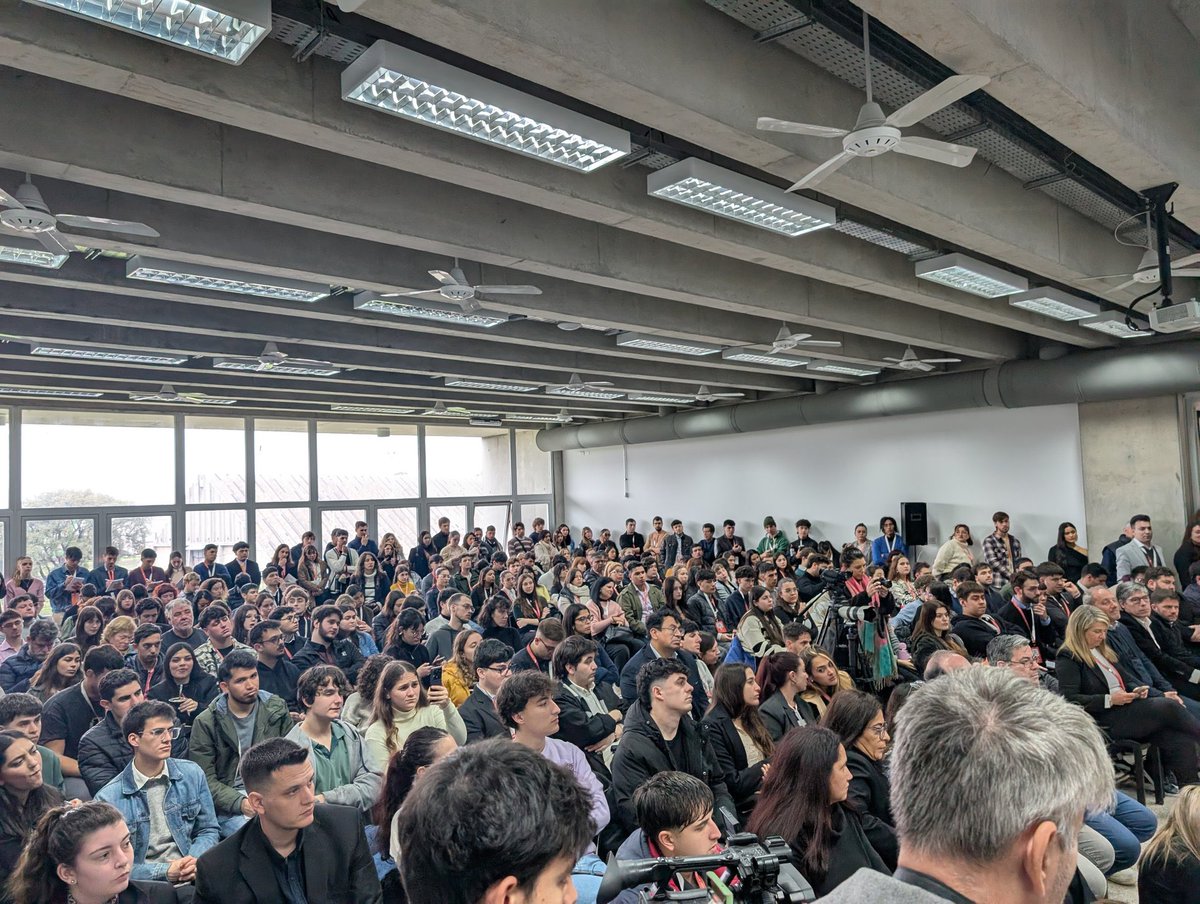 No amamos lo suficiente a la ciencia política!
Que orgullo. La suerte de estar presente -y a full- en el mejor Congreso Nacional de Ciencia Política de los últimos tiempos. No faltaba nadie. Alumnos protagonistas. Aulas llenas. Felicitaciones <a href="/RedSAAP/">SAAP</a> y <a href="/FCPolitUNR/">FCPolit UNR</a> <a href="/FCPolitUNR/">FCPolit UNR</a>