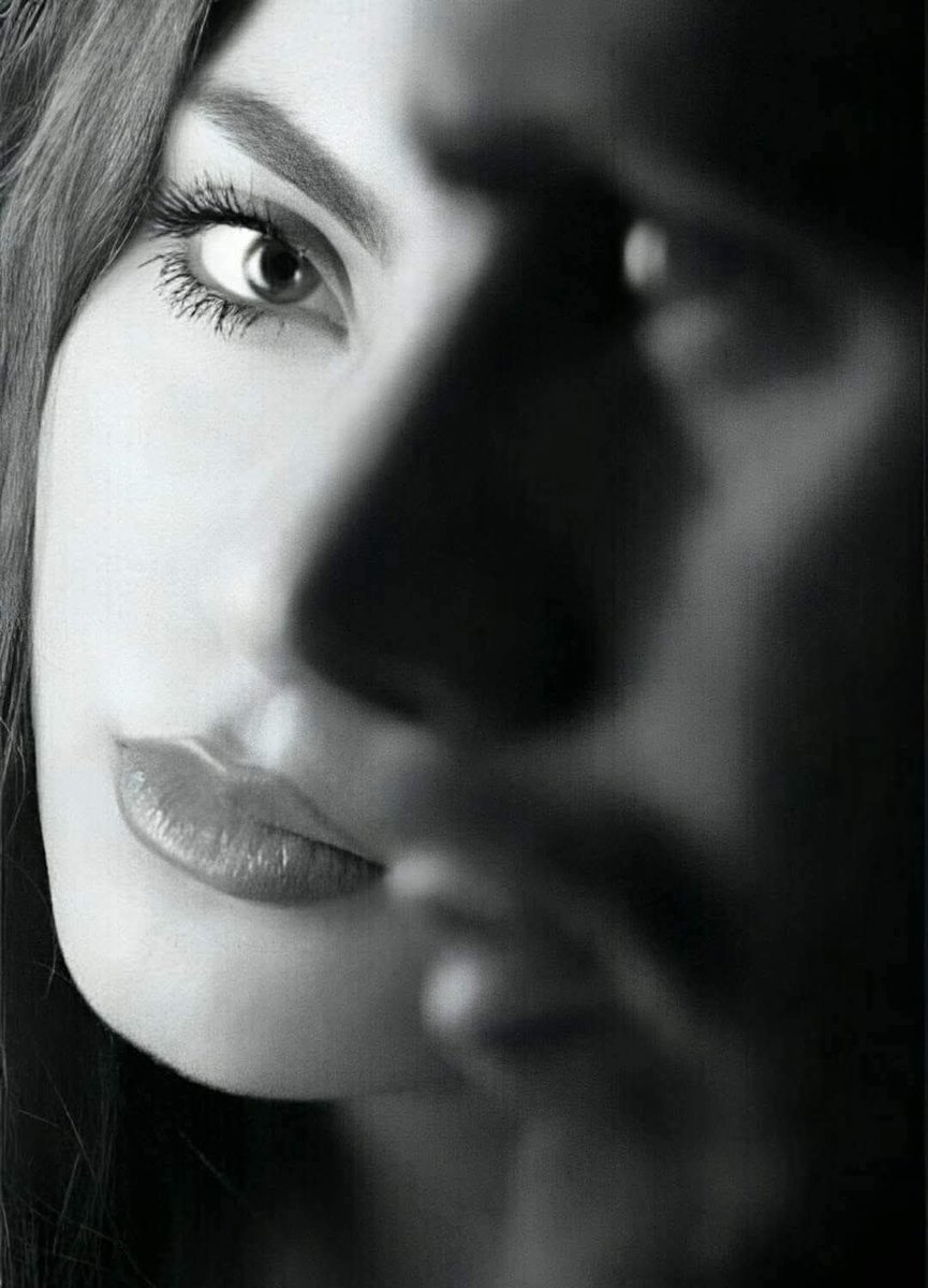 أشاغب غيرتك بهدوء
    وأعاند أوامرك برقه ودلال 
     أستفزك بجنون.. 
    حتي أجعلك تعشق تفاصيلي
    فأنا أنثى أّلَعٌقُلَ.. 💭