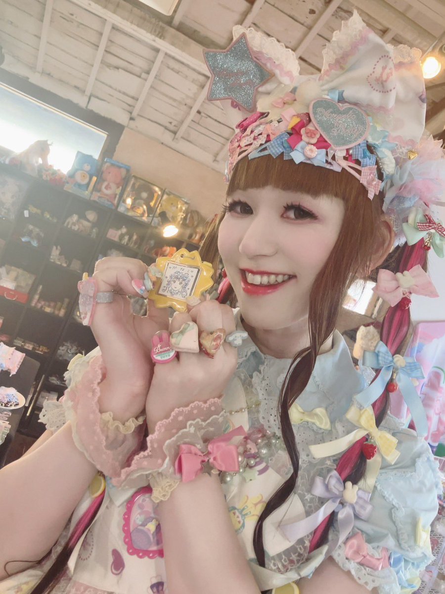 selectshopten2's tweet image. 【🏰tenten城イベント】
⭐️ステキなお客様💫
kawaiiコーディネーター
佳菜子様
(@LoliLoliKanako)
ありがとうございました❣️
↓
🎉お楽しみ会イベント
illustrator はる谷。様
(@harutaniman)
🌟似顔絵&チェキ受付
🌟10周年画集発売
🌟おほしさまくじ
🌟お名前バッジ似顔絵
🌟トレカ似顔絵