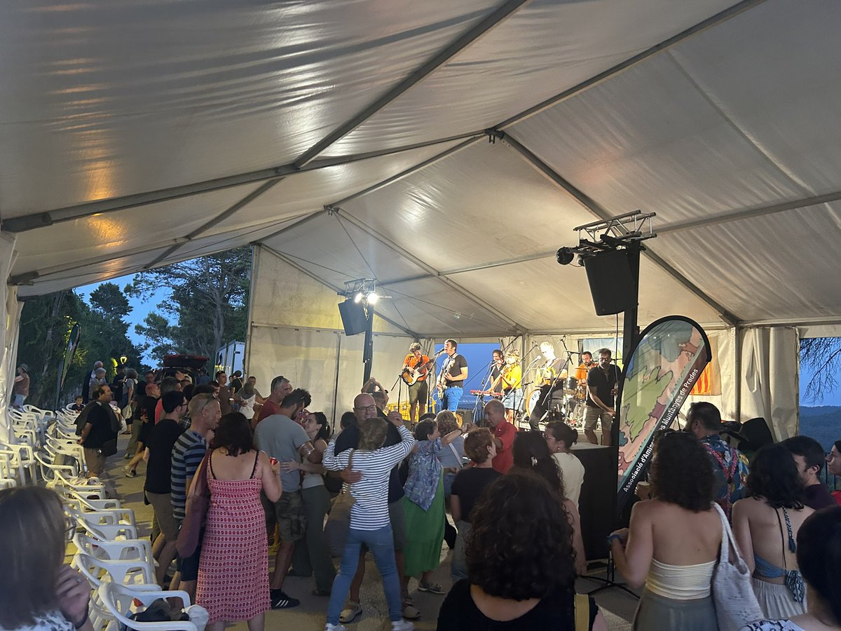 aampcat's tweet image. Ahir vam celebrar la Festa d’Estiu a Mont-ral!
Molta gent i molt contenta!
Amb Agnés Algueró i @SomFetus
Moltes gràcies a tots els socis i a tots els assistents!