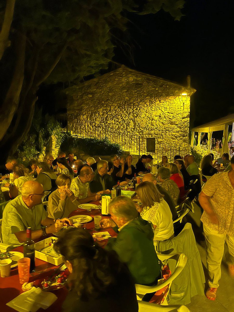aampcat's tweet image. Ahir vam celebrar la Festa d’Estiu a Mont-ral!
Molta gent i molt contenta!
Amb Agnés Algueró i @SomFetus
Moltes gràcies a tots els socis i a tots els assistents!