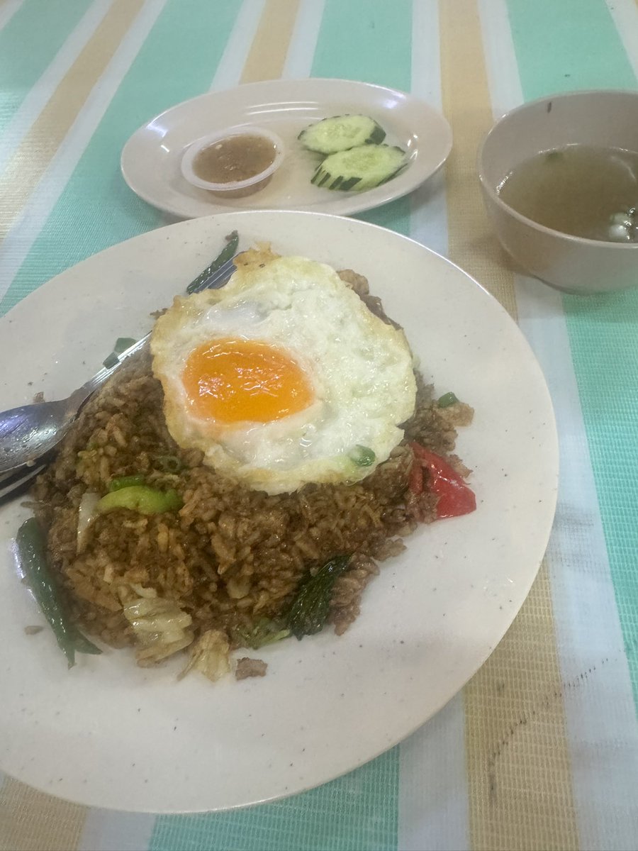 Kirisato12's tweet image. 🤤 Dinner nasgor, telur mata + sambal and plain soup