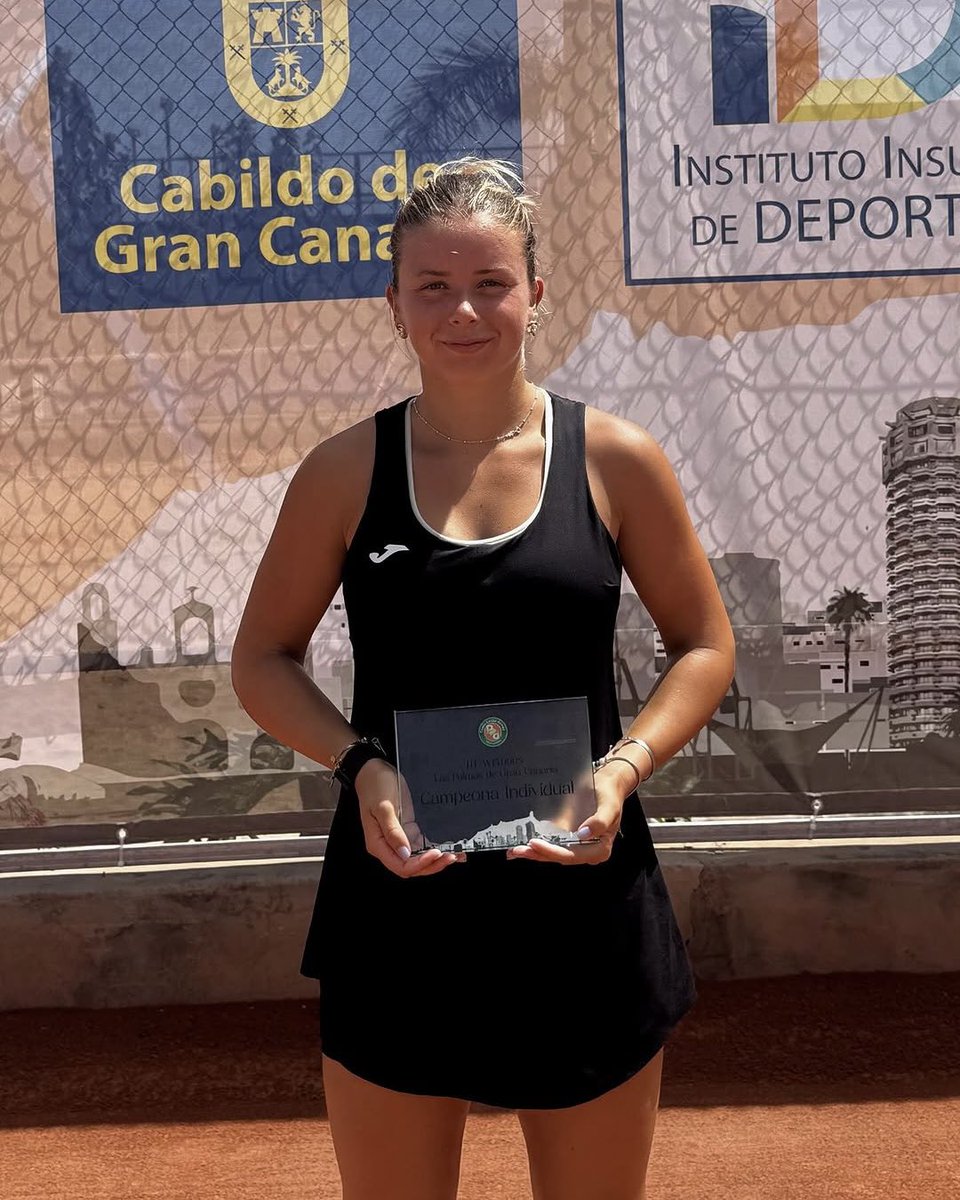 RFETenis's tweet image. 𝑬𝒍 𝒕𝜾́𝒕𝒖𝒍𝒐 𝒔𝒆 𝒒𝒖𝒆𝒅𝒂 𝒆𝒏 𝒄𝒂𝒔𝒂 🏆
Ariana Geerlings cumple como favorita en el #ITF W15 de Las Palmas de Gran Canaria 🇪🇸 ante Nahia Berecoechea 🇫🇷 venciendo en la final por 6-4 6-2
Enhorabuena, Ari 👏
¡VAMOOOOOOS! ❤️🔥
📸 Geerlings