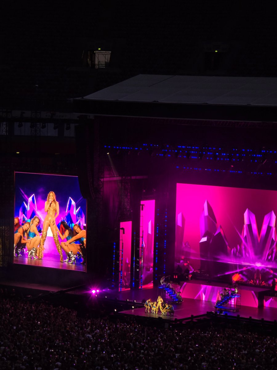 DominikaMazurk5's tweet image. PGE NARODOWY WARSAW 2025 @JLo 
Thank you so much 💕💕