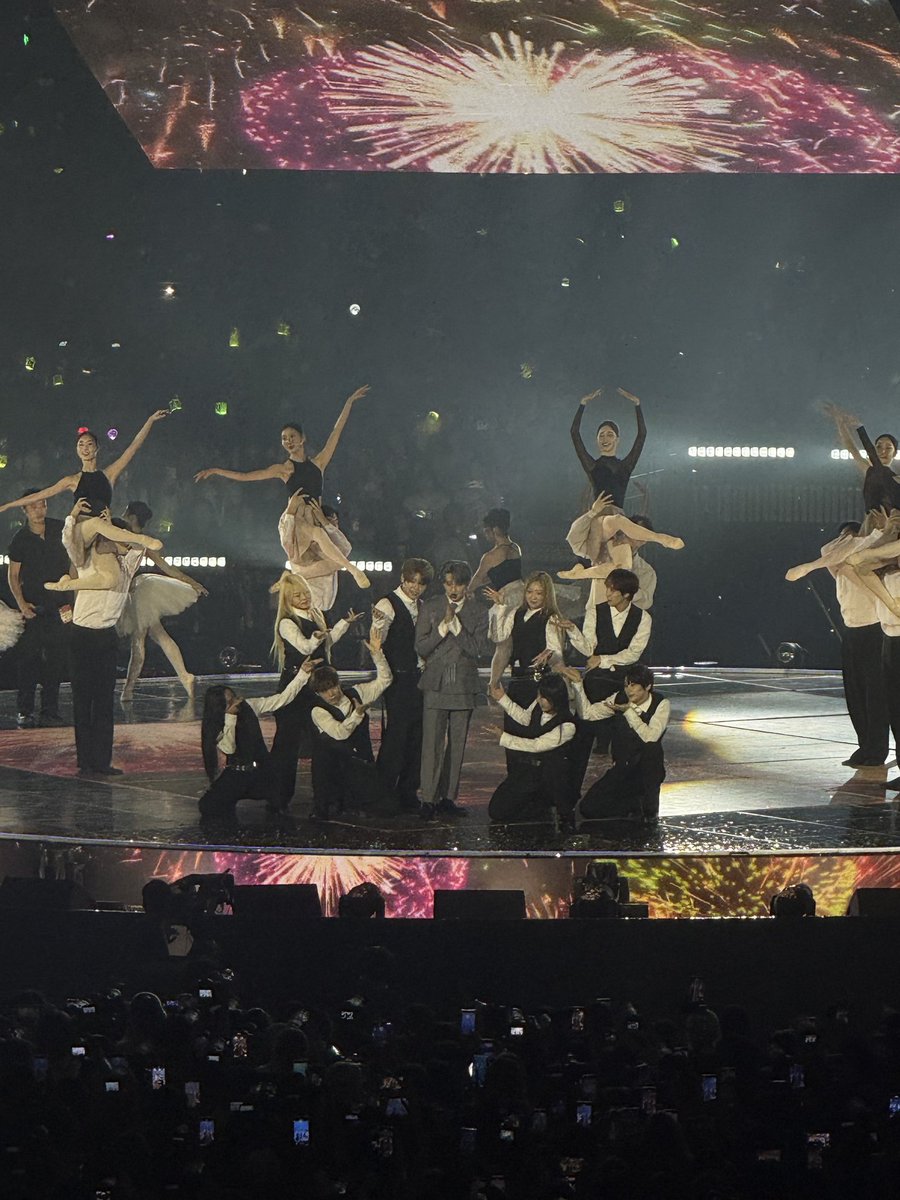 cry4lmk's tweet image. mark solo concert is going to be so insane... oh