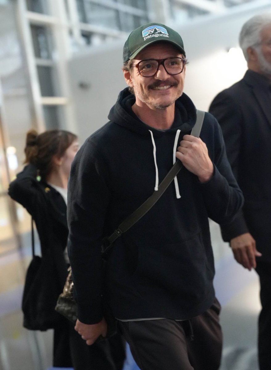 thelostpunks's tweet image. He&apos;s smiling 😭😭😭😭😭😭