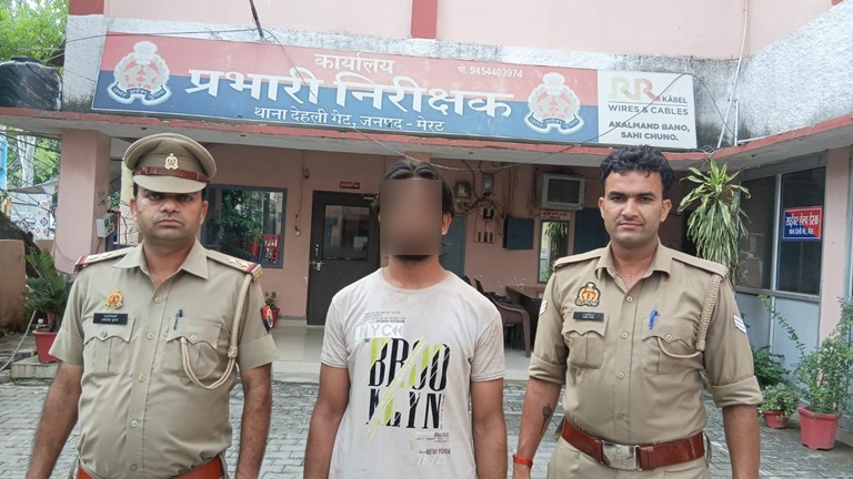 meerutpolice's tweet image. थाना देहली गेट पुलिस द्वारा सार्वजनिक स्थान पर सट्टे की खाईबाड़ी करने वाला अभियुक्त गिरफ्तार, कब्जे से सट्टा पर्ची व नगदी बरामद ।
#UPPolice
#MeerutPolice
