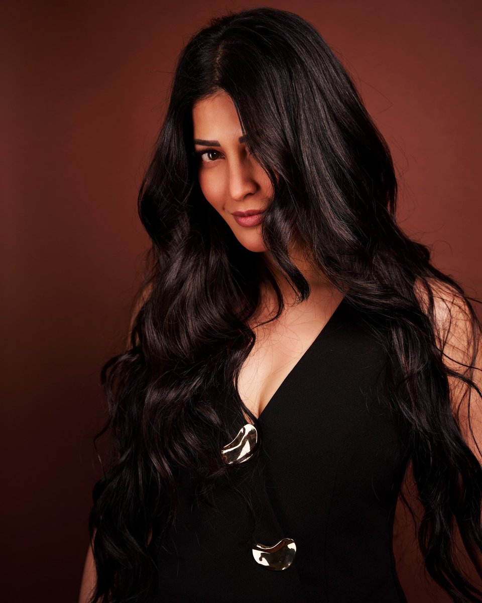 iamrajesh_pov's tweet image. Power dressing just got a new name - #ShrutiHaasan π₯
Elegance meets edge in every frame.
@shrutihaasan @UVCommunication