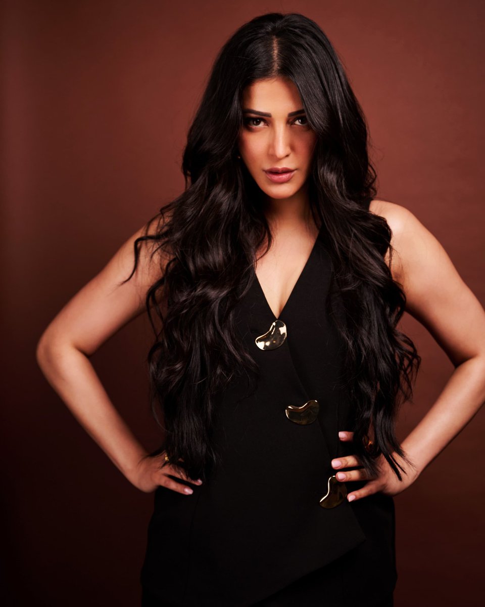 iamrajesh_pov's tweet image. Power dressing just got a new name - #ShrutiHaasan π₯
Elegance meets edge in every frame.
@shrutihaasan @UVCommunication