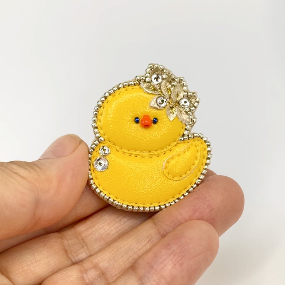 churiko_hs's tweet image. レイシオ🛁「ふん…」
(「レイシオ概念のアヒル」と言うらしい。例の母(作家)が以前は娘の要望でギャンブラーのアクセを作っていたが今回は母発信で制作した、8月イベントで母が付けるとのこと。
可愛いのに僕仕様の飾りで気品がある!まさに僕概念のアヒルだ!)
母の垢:@matsujunko_ #DrRatio