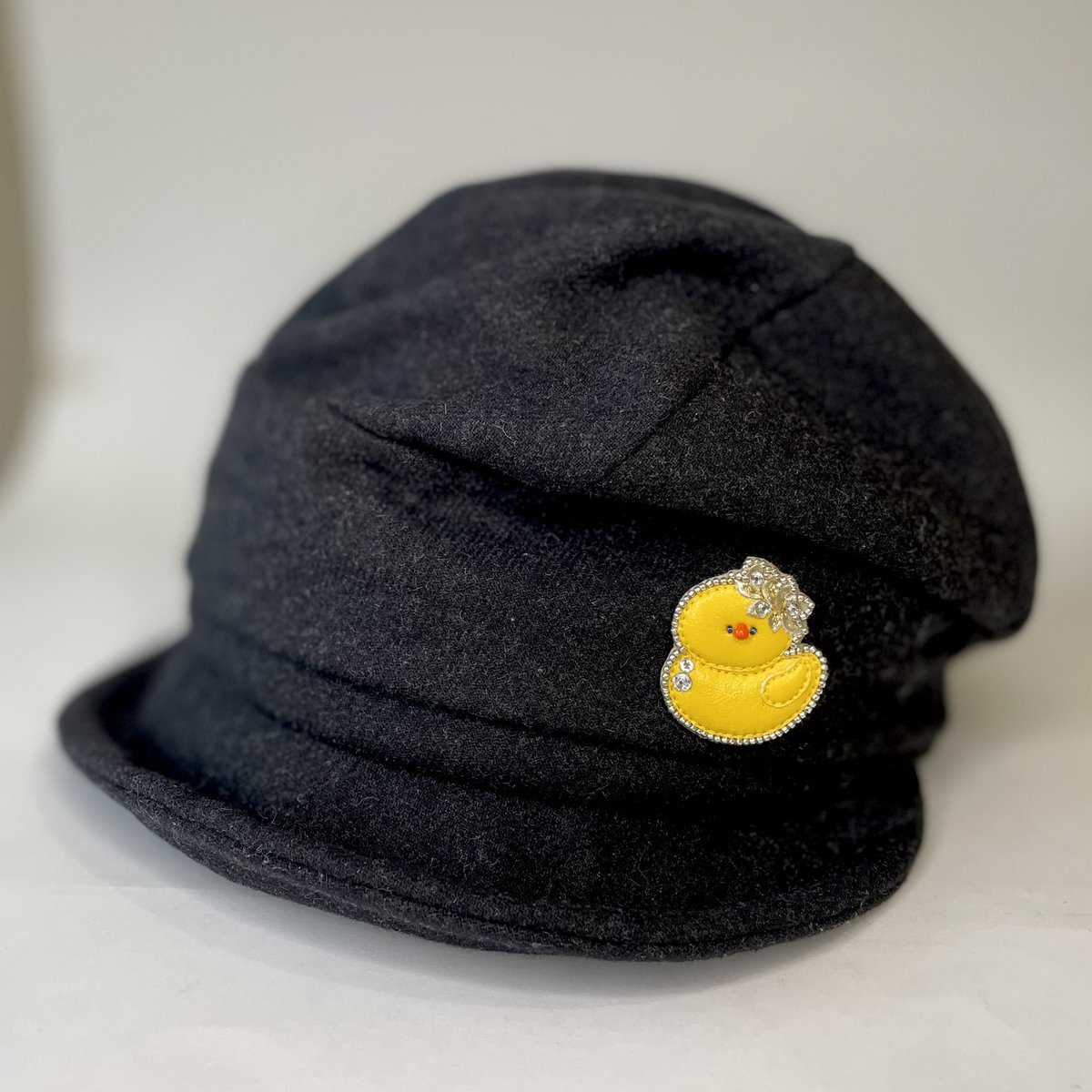 churiko_hs's tweet image. レイシオ🛁「ふん…」
(「レイシオ概念のアヒル」と言うらしい。例の母(作家)が以前は娘の要望でギャンブラーのアクセを作っていたが今回は母発信で制作した、8月イベントで母が付けるとのこと。
可愛いのに僕仕様の飾りで気品がある!まさに僕概念のアヒルだ!)
母の垢:@matsujunko_ #DrRatio