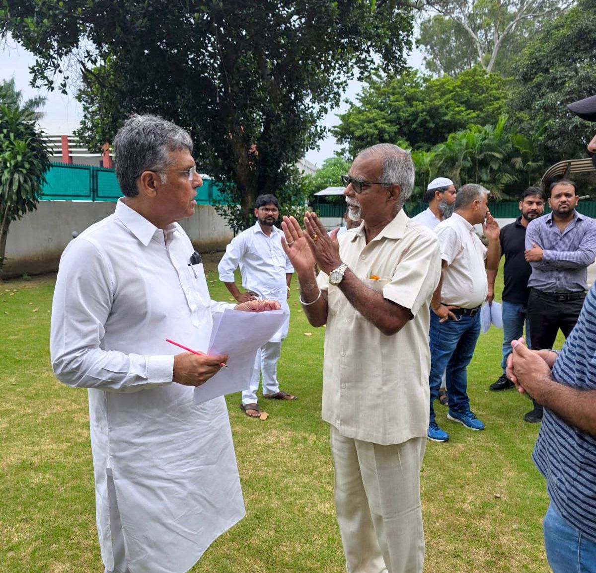 ManishTewari's tweet image. Another productive day engaging with the local residents in Chandigarh, listened to their concerns and share possible solutions.
Committed to ensuring timely action for a smoother and more convenient daily life.