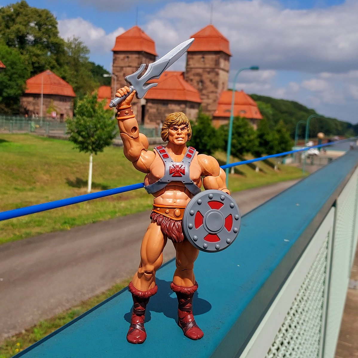 CoraBuhlert's tweet image. "By the Power of Grayskull, I have the water power." The Masters of the Universe Classics He-Man poses in front of the Weser lock in Minden. #MastersOfTheUniverse #MotU #ToyPhotography #Minden #Weser