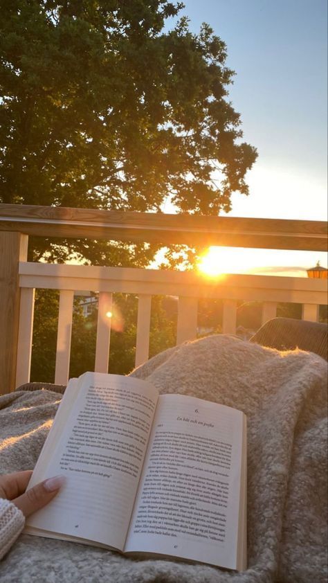 CosmicAnik's tweet image. "Sunday mornings,
Are meant for slowing down,
And savoring the beauty of life"
- Anonymous🌟