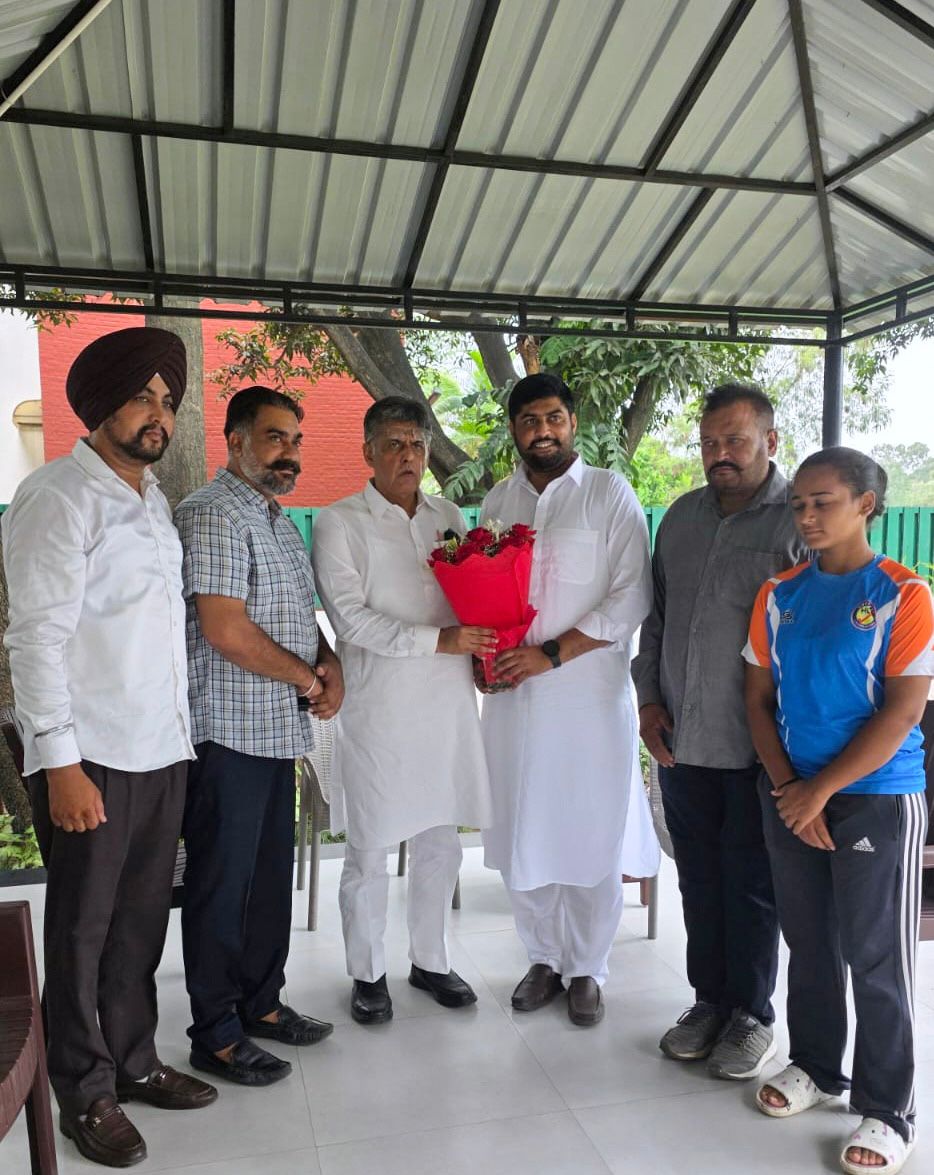 ManishTewari's tweet image. Another productive day engaging with the local residents in Chandigarh, listened to their concerns and share possible solutions.
Committed to ensuring timely action for a smoother and more convenient daily life.