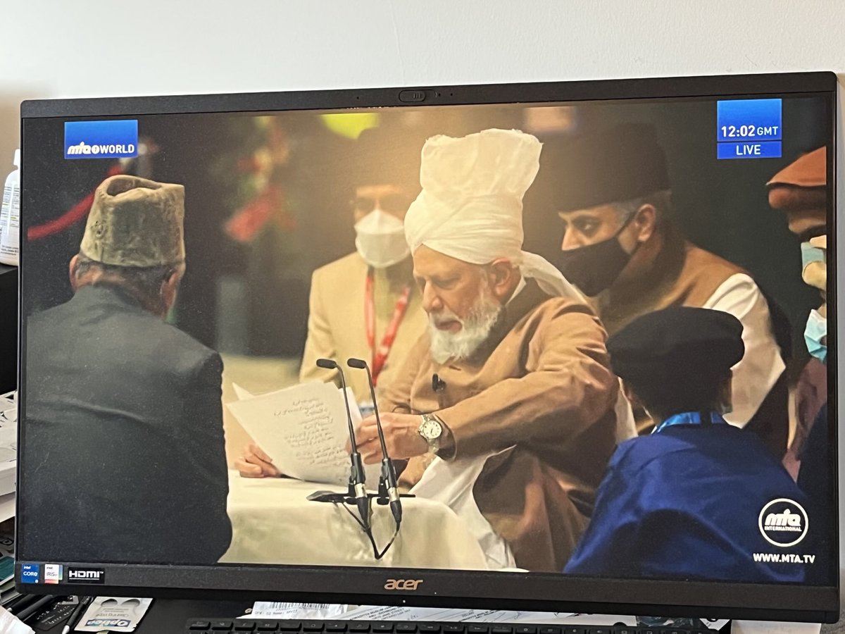 moongirl345's tweet image. Just experienced the most astounding and overwhelming feelings of love and gratitude after renewing our ba’ait at the hand of our beloved Imam.The entire Ahmaddiyya Muslim Jamaat becomes a huge universal heart beating as one❤️❤️🙏🏻
#jalsaUK
⁦@JalsaConnect⁩