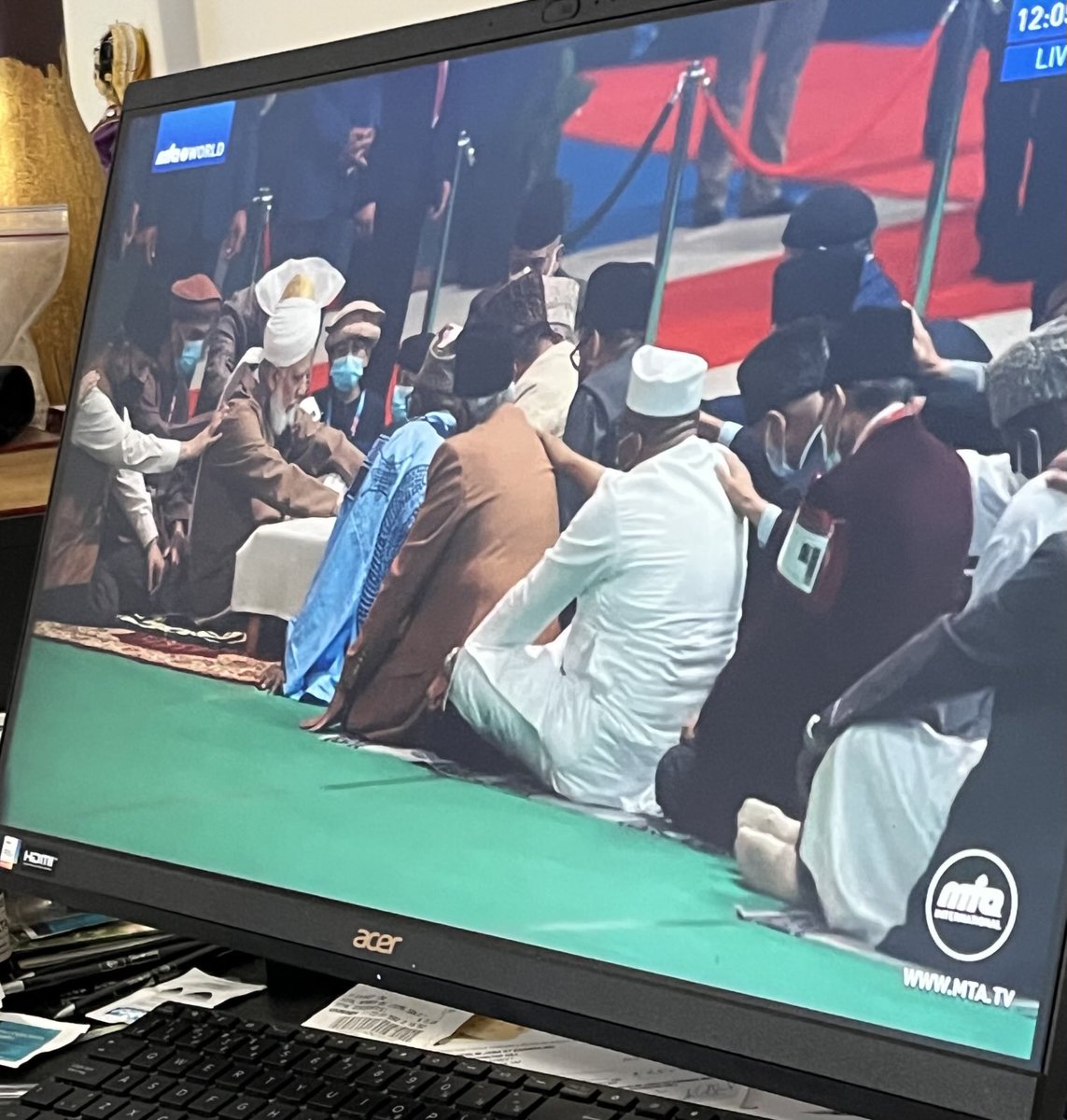 moongirl345's tweet image. Just experienced the most astounding and overwhelming feelings of love and gratitude after renewing our ba’ait at the hand of our beloved Imam.The entire Ahmaddiyya Muslim Jamaat becomes a huge universal heart beating as one❤️❤️🙏🏻
#jalsaUK
⁦@JalsaConnect⁩