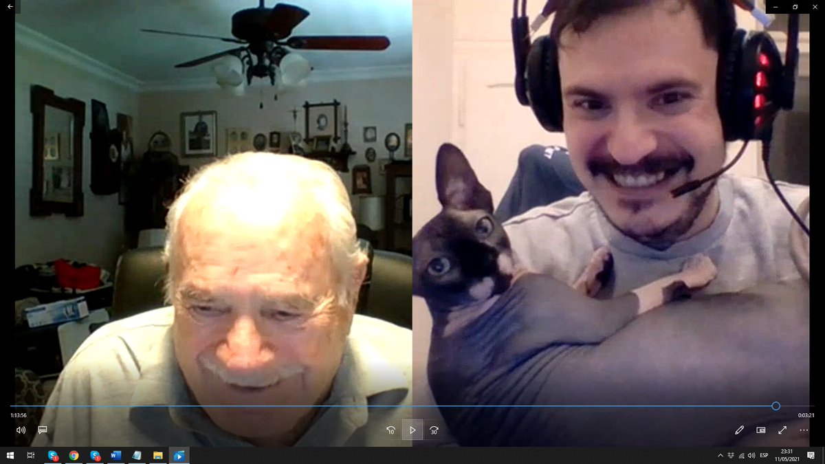 Revisando viejas fotos me viene a la memoria esta divertida foto cuando un veterano de guerra conoció a mi gato Totoro... ¡Totoro ha conocido al menos a dos veteranos de guerra!

¿Cuántos habéis conocido vosotros y qué nos podéis contar?