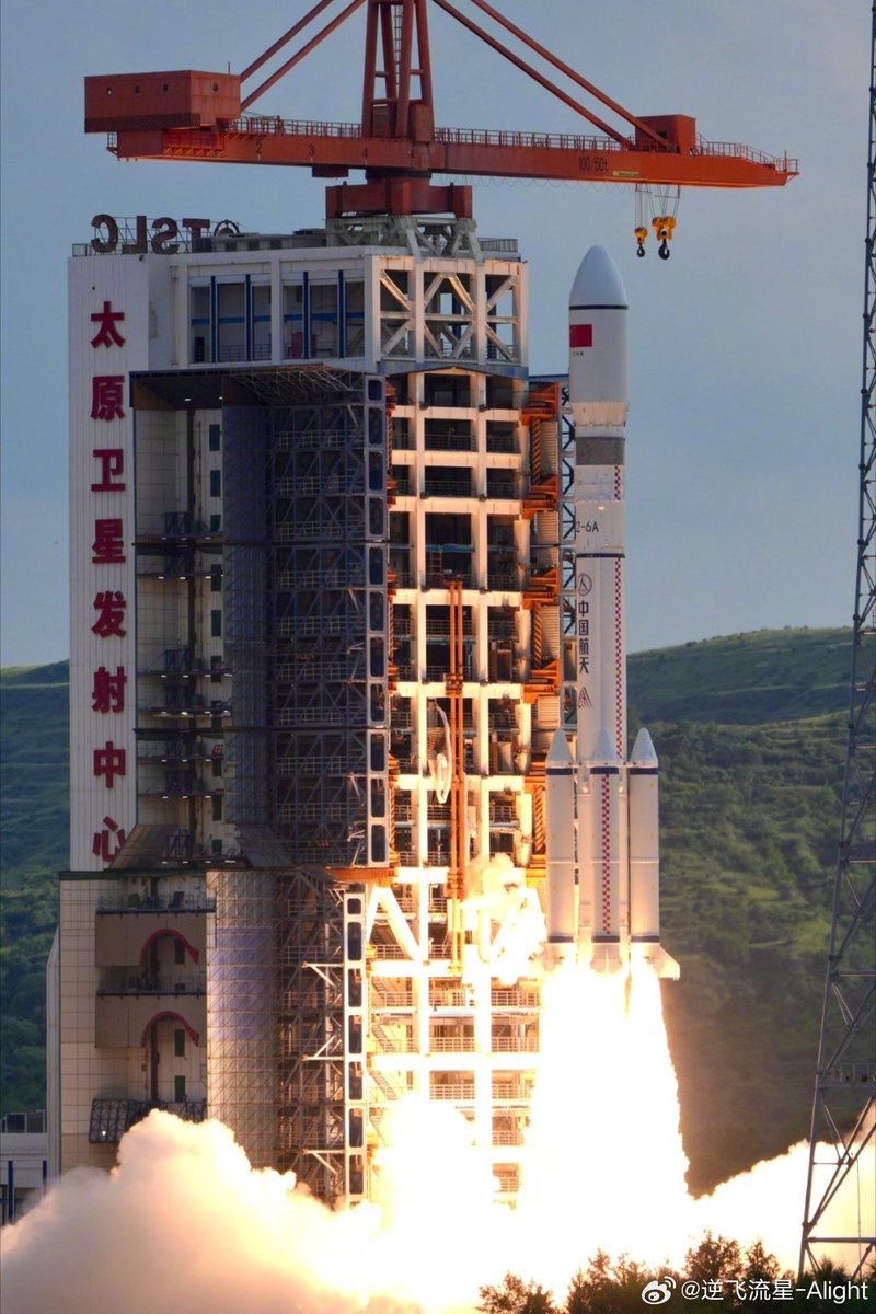 Skyfeather16's tweet image. 今天傍晚,我国在太原卫星发射中心使用长征六号改运载火箭,成功将卫星互联网低轨05组卫星发射升空,卫星顺利进入预定轨道,发射任务获得圆满成功(来源:央视新闻)