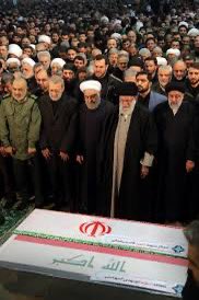 Asaad_Al_basri's tweet image. عندما دخلنا مرقد أمير المؤمنين علي بن أبي طالب كان هناك رجل يصلي في ركن بعيد ثيابه من حطام الدنيا كأنه تقصد أن يلبس كالفقراء أبو مهدي سلمنا عليه فرحب بالجميع بهدوئه المعهود.
حين صافحته كانت يده كبيرة وثقيلة ولما نظرت اليه كانت عيناه تتفحصانني كأنه يعرفني فماذا يمكن أن يكون…